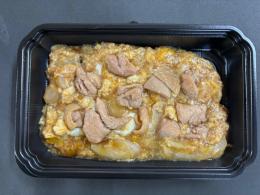 オマケ付き親子丼の具(873)((3個分の値段で4個提供))